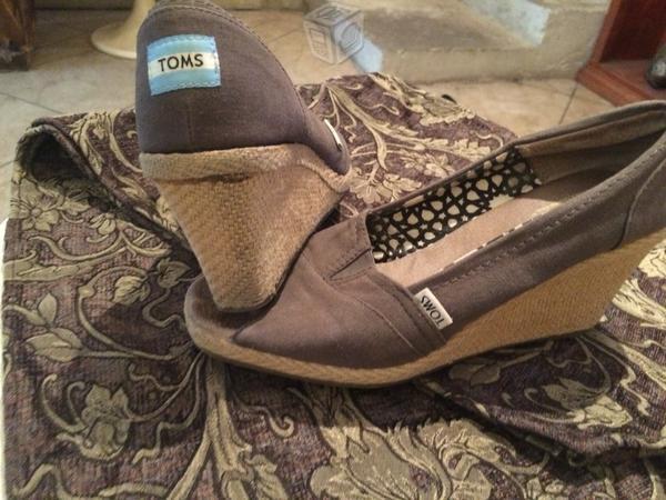 Plataformas TOMS grises