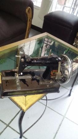 Maquina de coser antigüa