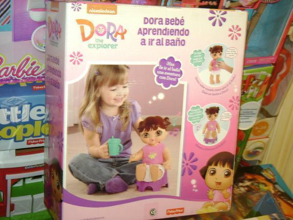 Dora aprendiendo a ir al baño