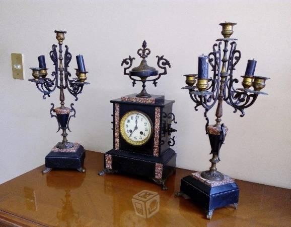 Reloj antiguo con par de candelabros italianos