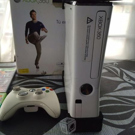 Xbox 360 Slim con kinect, seminuevo