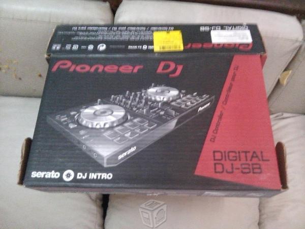 Controlador pioneer modelo DJ-SB en su caja