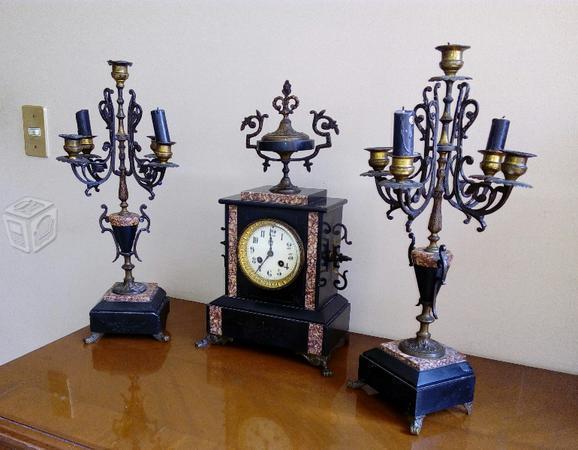 Antiguo reloj con candelabros italianos imperio