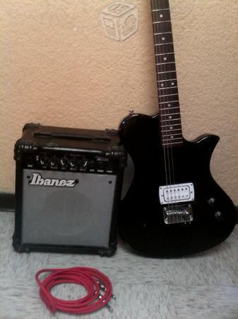 Guitarra electrica, cable plug y amplificador