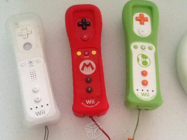 Wii con stikers de dragón