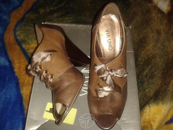 Zapatos tipo botín descubiertos cafés dos tonos