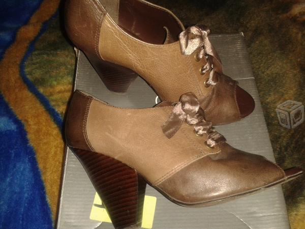 Zapatos tipo botín descubiertos cafés dos tonos