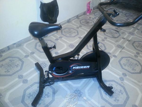 Bicicleta spinning keiser gimnasio