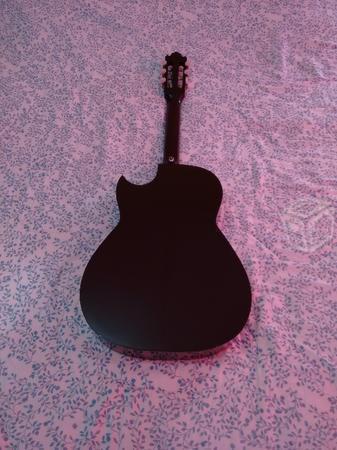 Guitarra acústica negra. Barata