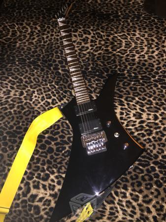 Guitarra Jackson Kelly con accesorios