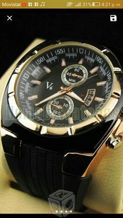 Reloj V6 negro con dorado. . precioso
