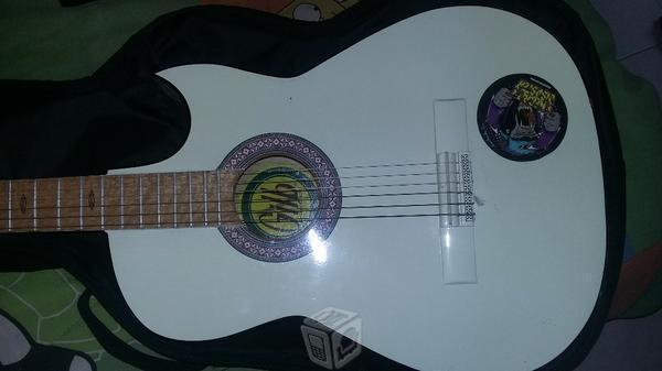 Bonita guitarra gilb blanca con funda