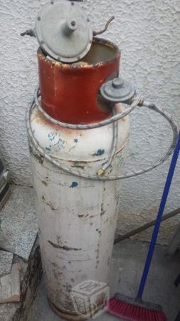 Tanque cilindro de gas con gas