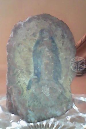 Imagen antigua de la Virgen de Guadalupe en roca