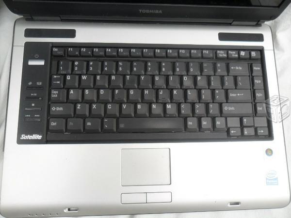 Carcasas de tres laptops marca: toshiba, dell, hp
