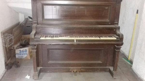 Piano antiguo vertical