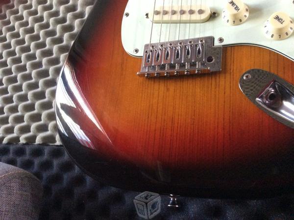 Guitarra stratocaster fabricada a mano