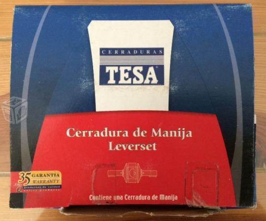 Cerradura de manija marca TESA, acabado CROMO MATE