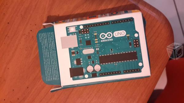 Arduino - UNO y su cable USB