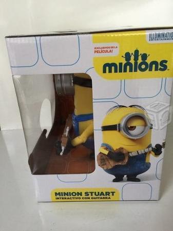 Minion Stuart con guitarra