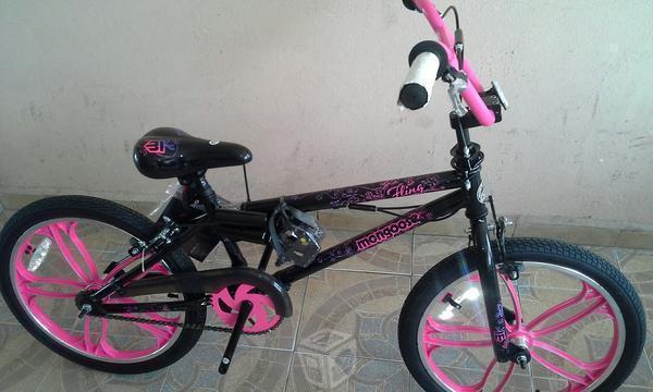 Bicicleta Mongoose Negra con Rosa fosfo