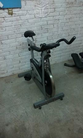 BICI de spinning MARCA BODY SYSTEM CON MONITORES D