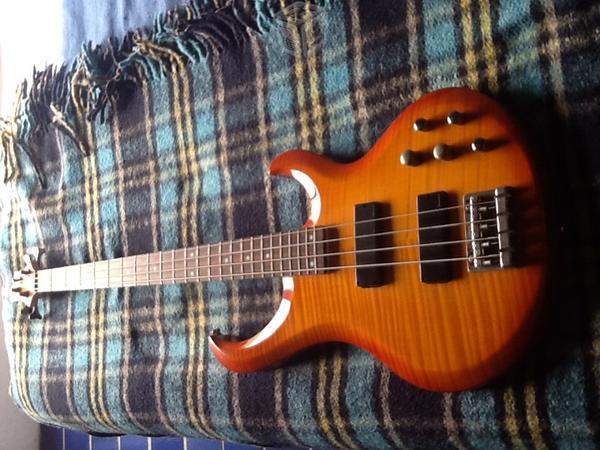 Bajo Ibáñez BTB 300