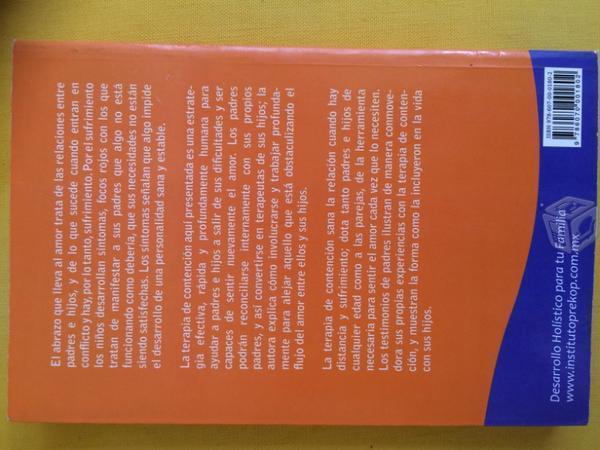 Libro en abrazo que lleva al amor