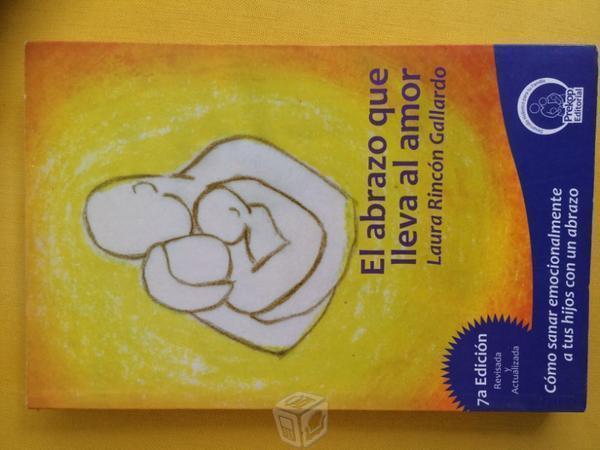 Libro en abrazo que lleva al amor