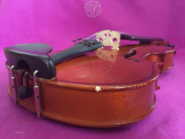 Violín con tres años de uso
