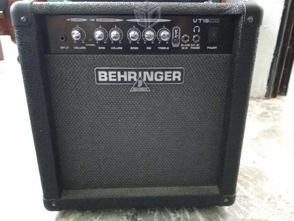 Fender squire y amplificador behringer 25 w