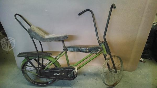 Bicicleta Apache antigua para reparar