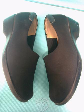 Zapato negro cerrado, talla 7