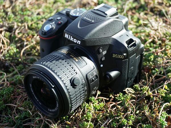 Camara Nikon D5300, Bolsa, tripie, Flash y SD 16gb