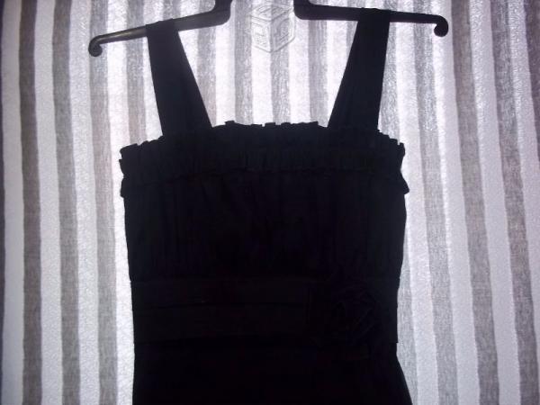 Vestido negro talla mediana joven