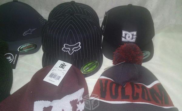 FOX, ALPINESTARS y DC snapbacks, gorras y beanies