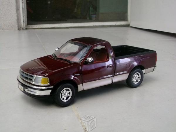 Ford f-150 xlt mca. ertl escala 1/18