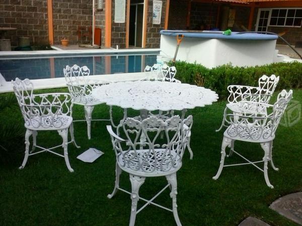 Silla y mesa con complementos para tu jardín