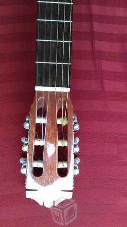 Guitarra Yamaha CG131S Tapa Solida bien cuidada