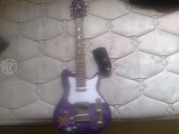 Bonita guitarra electrica funcionando