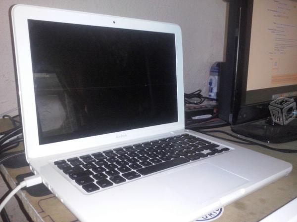 Macbook 2010 - 1TB HDD y 5GB RAM Con Pantalla (TV)