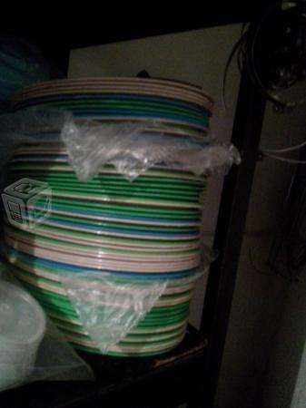 65 platos de plastico