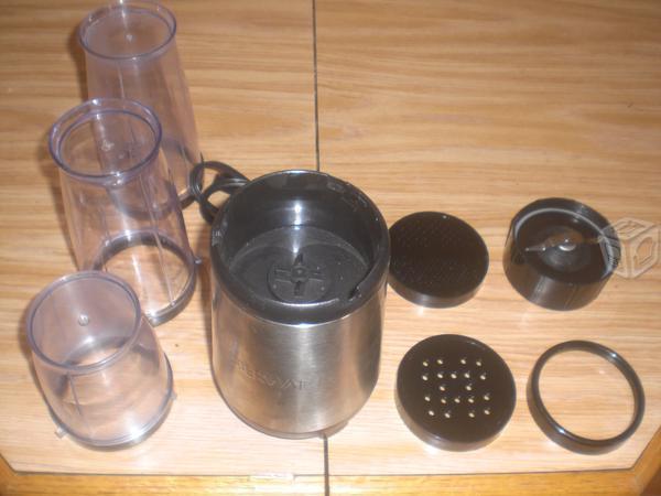 Nutribullet marca farberware con 3 vasos y 2 tapas