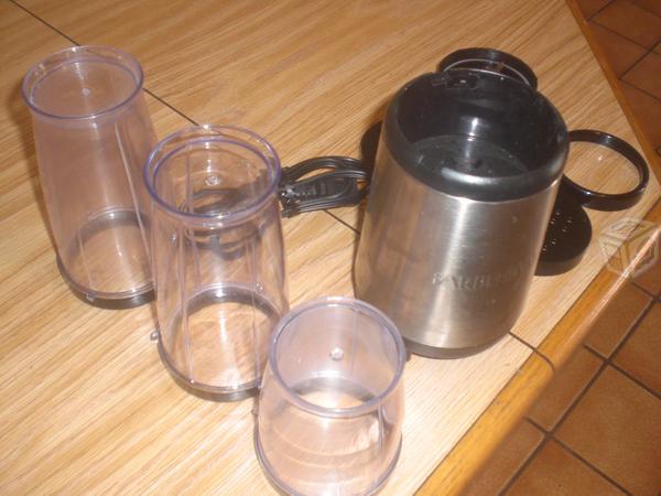 Nutribullet marca farberware con 3 vasos y 2 tapas