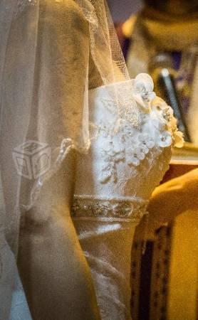 Vestido de novia, encaje y pedrería, corte sirena