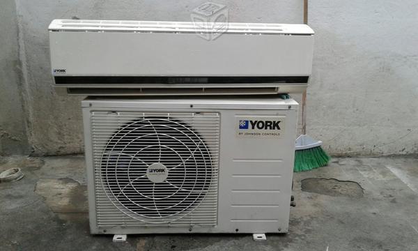 Minisplit York de 1 1/2 toneladas frío y calor