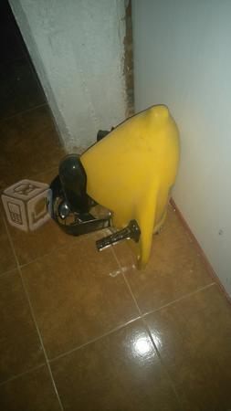 Es un scooter acuático marca dolphin