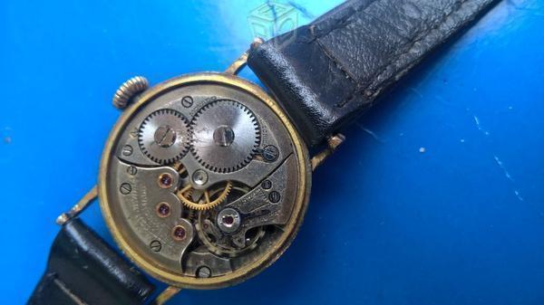 Reloj Movado antiguo cuerda chapa de oro