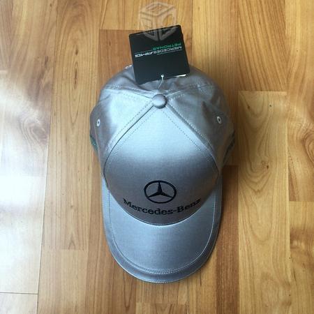 Gorra edición especial plateada Mercedes Petronas