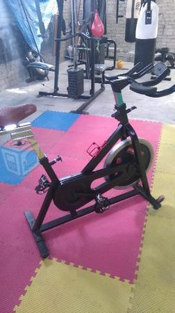 Una bicicleta de spinning completa con fisvo de 15